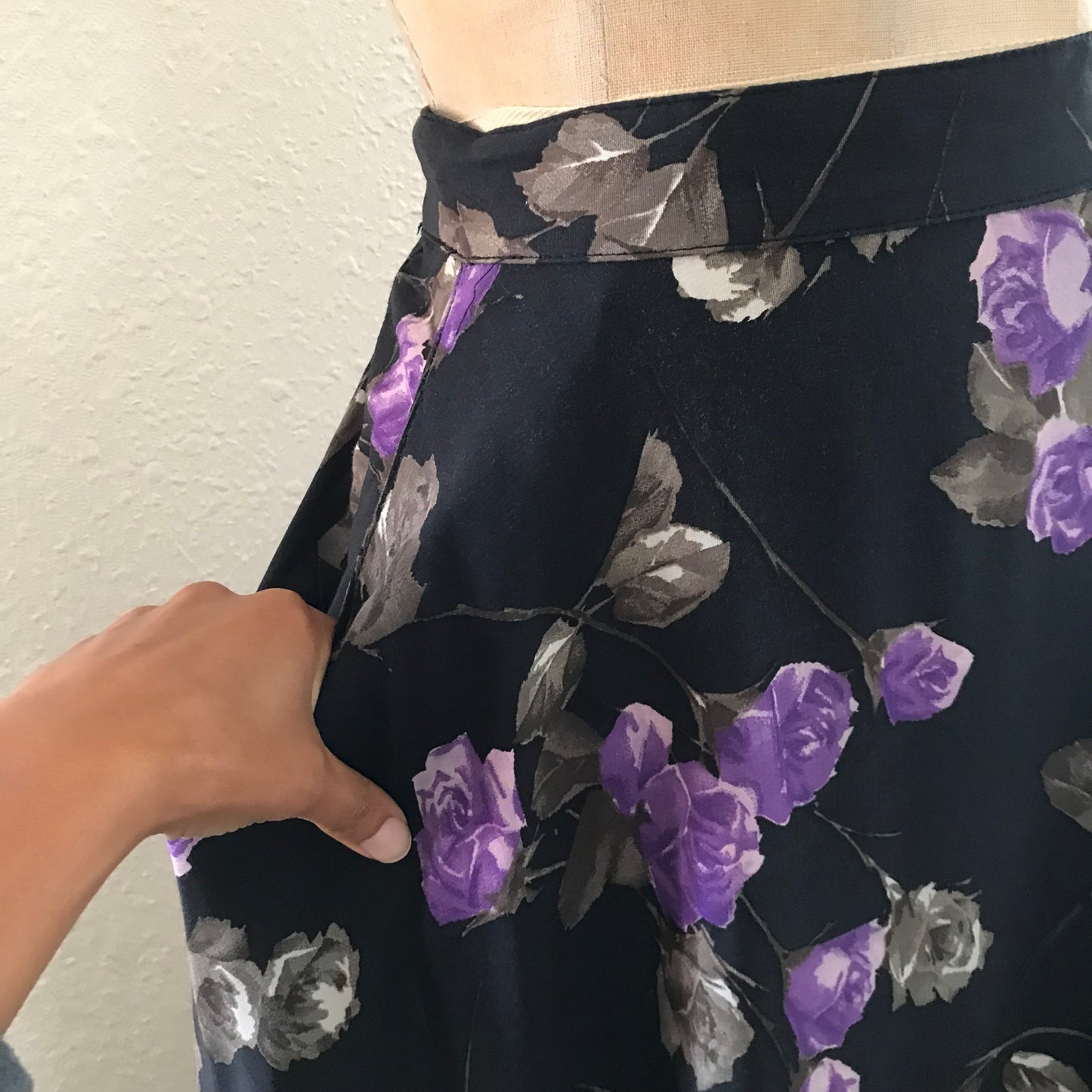 vintage-1990s-black-purple-floral-rose-print-midi-skirt