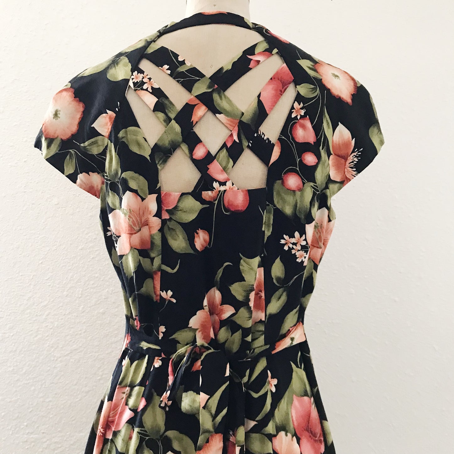 Vintage Miss Scarlett Black Floral Sleeveless Cutout Hawiian Midi Dress